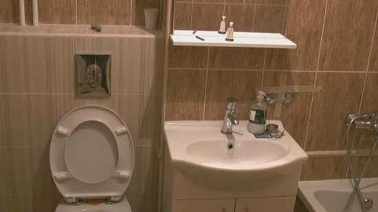 Zbog opasnosti od izlijevanja vode, pod kupaonice trebao bi biti upušten barem 2cm u odnosu na ostatak stana.