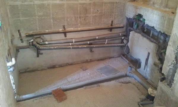 Planirate li adaptaciju postojeće kupaonice, ili Vam je ona potrebna tamo gdje do sada nije postojala, srest ćete se s problemima vezanima za instalacije vodovoda i kanalizacije, što se pogotovo odnosi na slučajeve kada adaptirate prostor na katu.