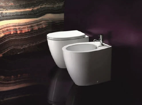 Treba spomenuti kako se i wc školjke izvode sa zidnim ili podnim kanalizacijskim priključkom
