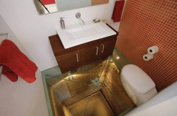 Načini kojima u već postojećem prostoru možete smjestiti novu kupaonicu mogu biti vrlo kreativni. Primjer je ovaj impresivan i zastrašujuć wc izveden u okviru adaptacije stana na petnaestom katu.