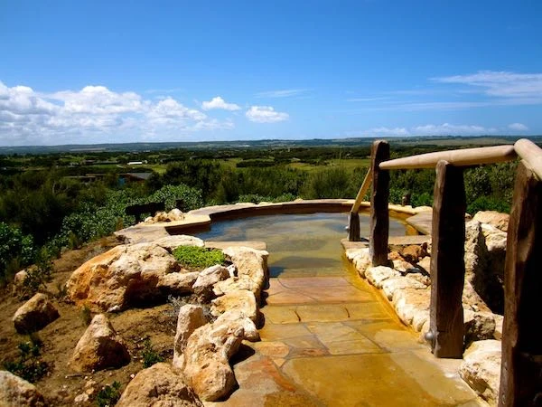 Bazen Peninsula Hot Springs s pogledom na krajolik poluotoka Mornington
