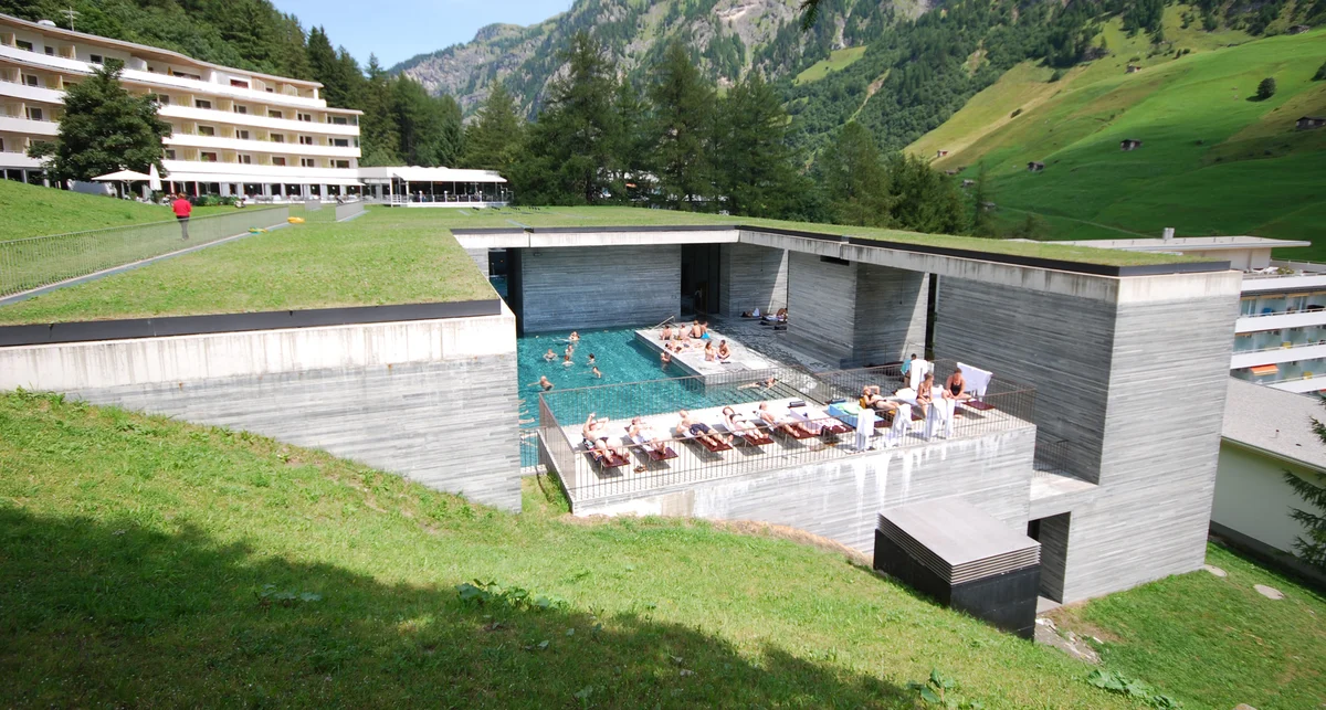 Vanjski bazen Therme Vals među kamenim zidovima u švicarskim Alpama